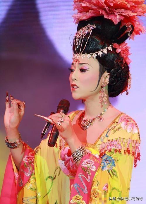 欧阳青反串最新视频，惊艳全场，魅力演绎不容错过