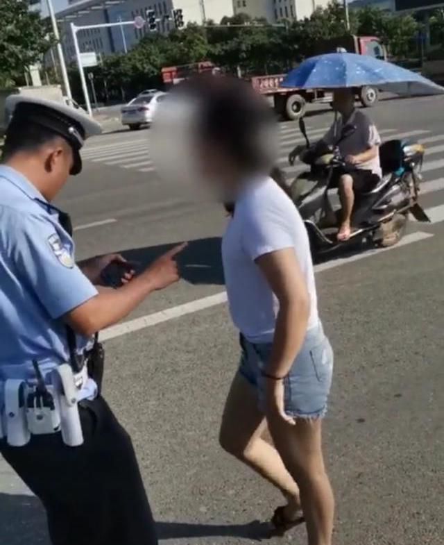 交警抱摔女子事件最新进展与分析,观点阐述