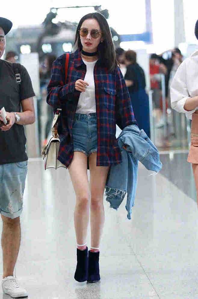 杨幂最新街拍生活照展现时尚魅力