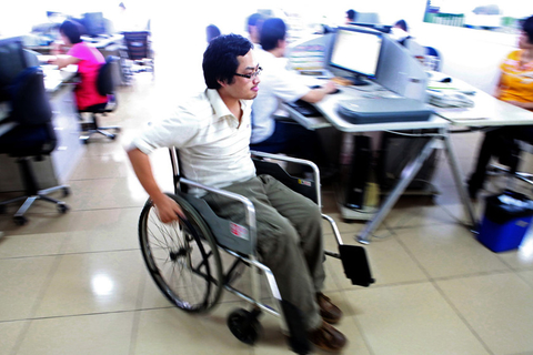 东莞最新残疾人招聘,小巷中的职业机会之门