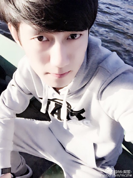 MC阿哲最新照片展现学习、变化、自信与成就的力量