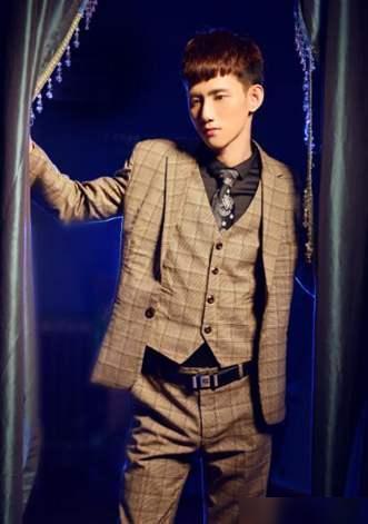 MC阿哲最新照片展现学习、变化、自信与成就的力量