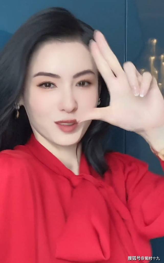 最新特效妆,最新特效妆，从妆容变化中找寻自信与成就感的力量