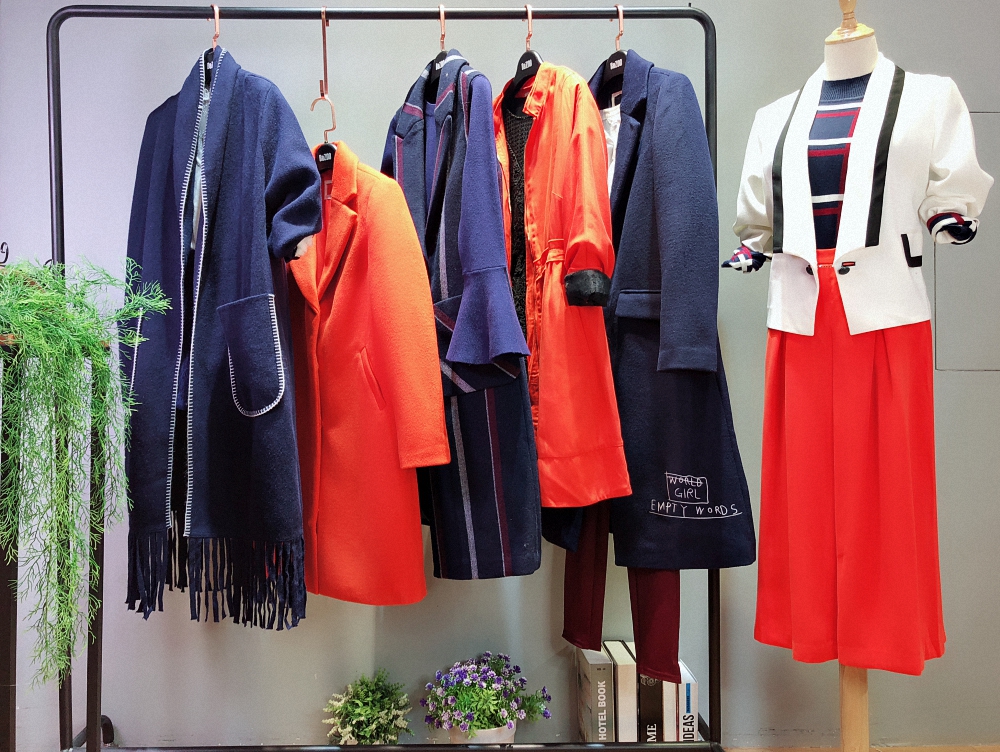 三彩最新款裙子的温馨故事首览