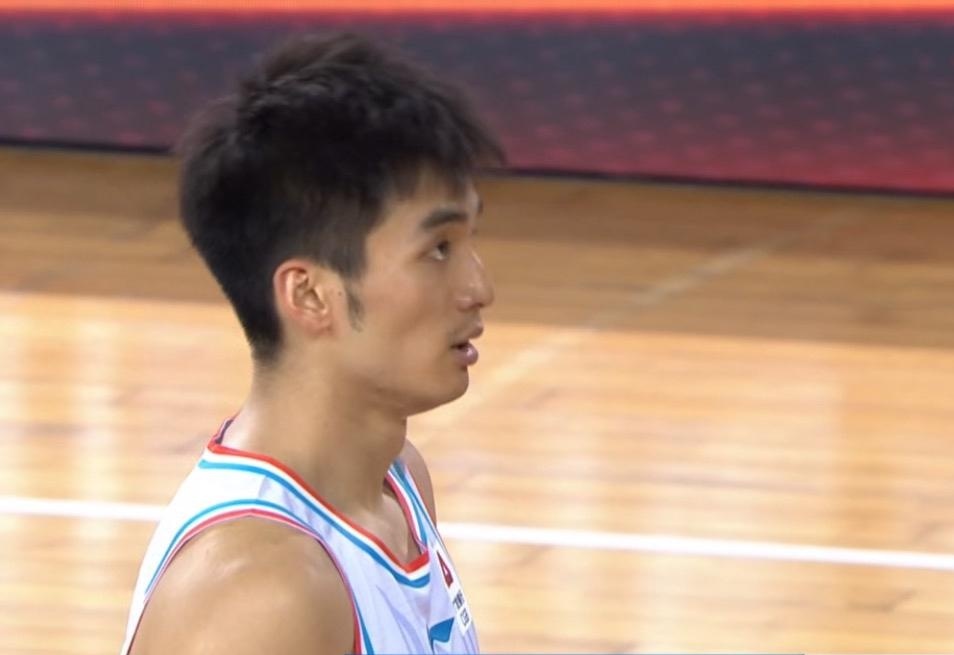 区俊炫闪耀篮球赛场,最新比赛展现新星风采