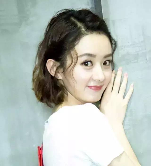 赵丽颖短发新照，自然美景中的心灵之旅之旅