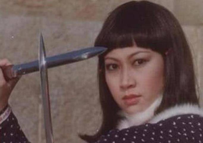 演员元菊与小巷的秘密舞台,探寻隐藏在小巷中的特色演艺小店