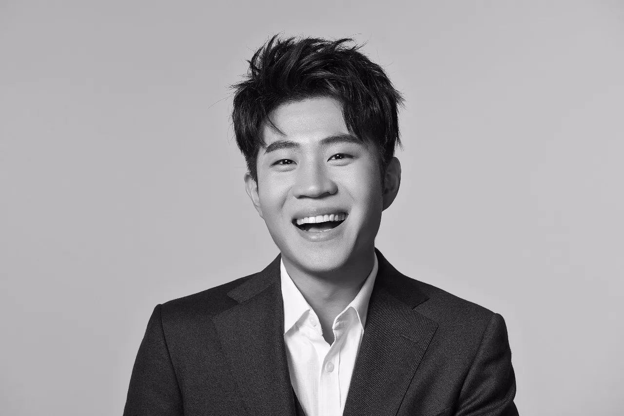 小演员王亮引领科技风潮，全新高科技产品魅力展示！