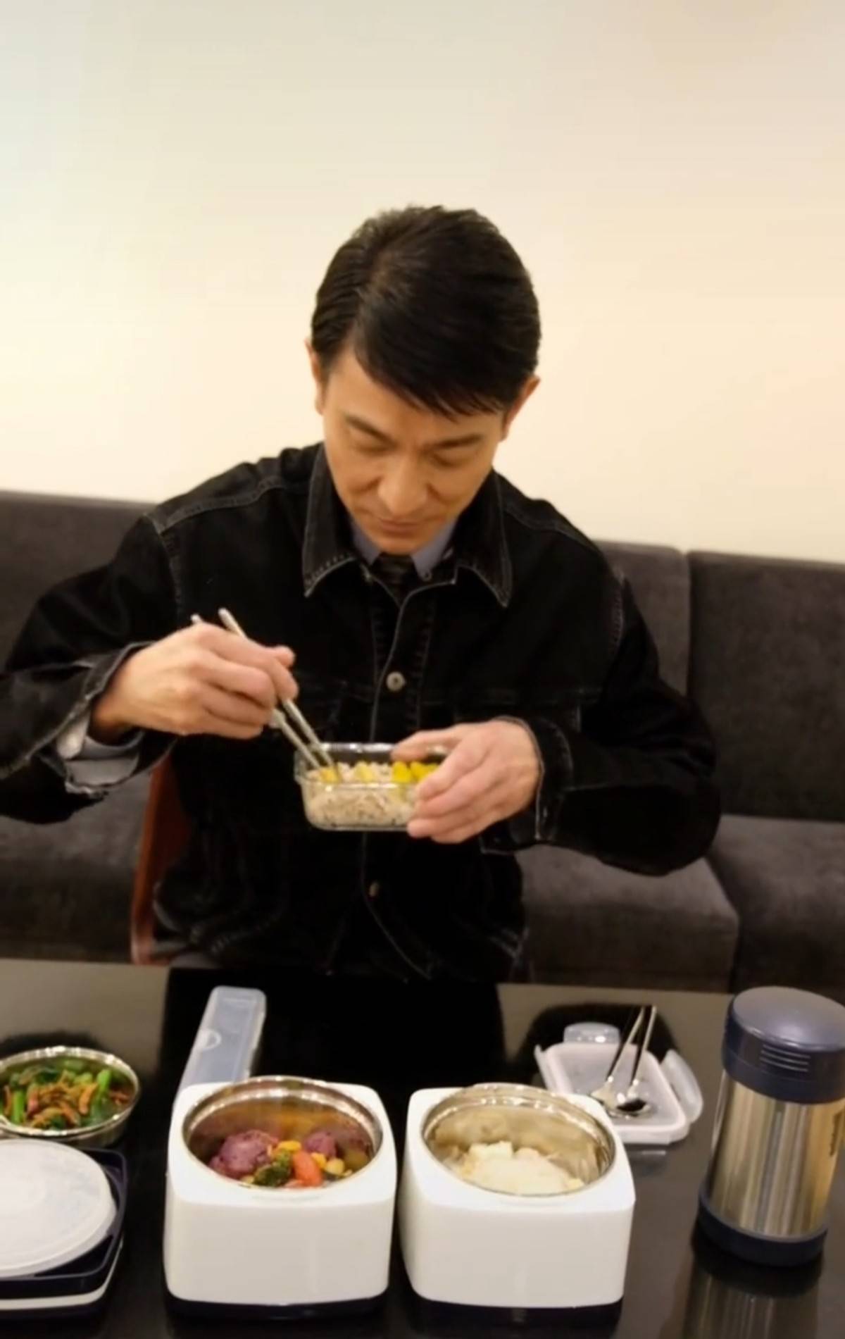 素食明星探寻小巷美食瑰宝，素食与隐藏美食的完美结合
