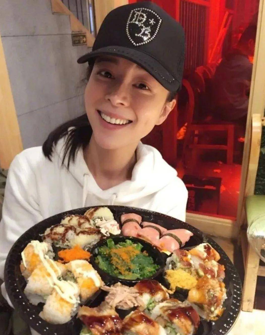 素食明星探寻小巷美食瑰宝,素食与隐藏美食的完美结合