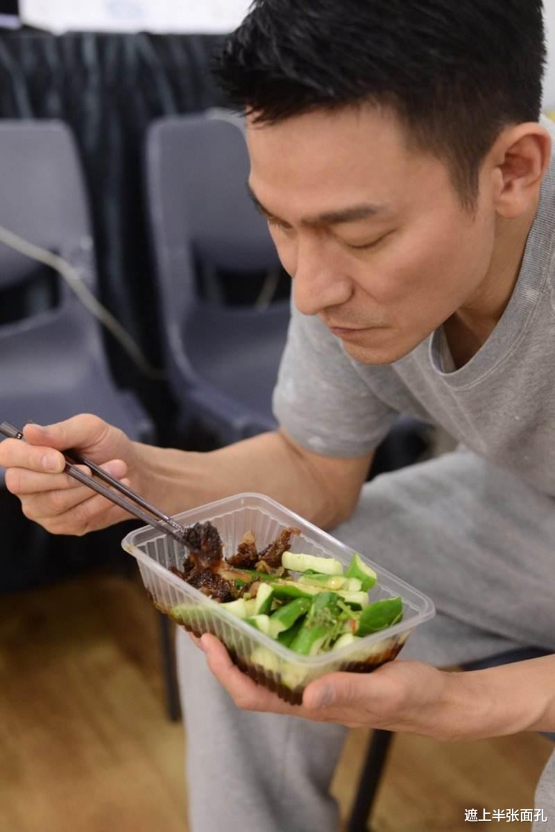 素食明星探寻小巷美食瑰宝,素食与隐藏美食的完美结合