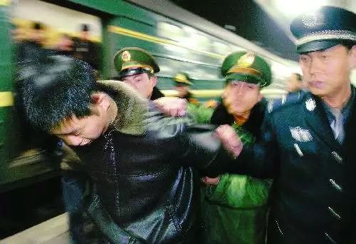 济南最新通缉犯，审视与反思的背后