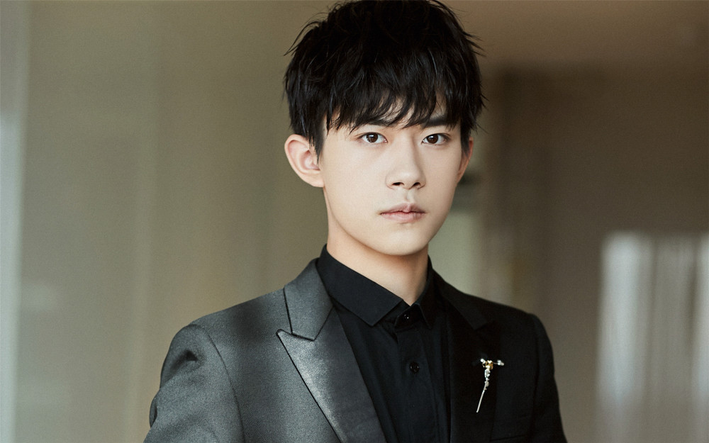 易烊千玺跳舞帅照曝光，舞台魅力聚焦点