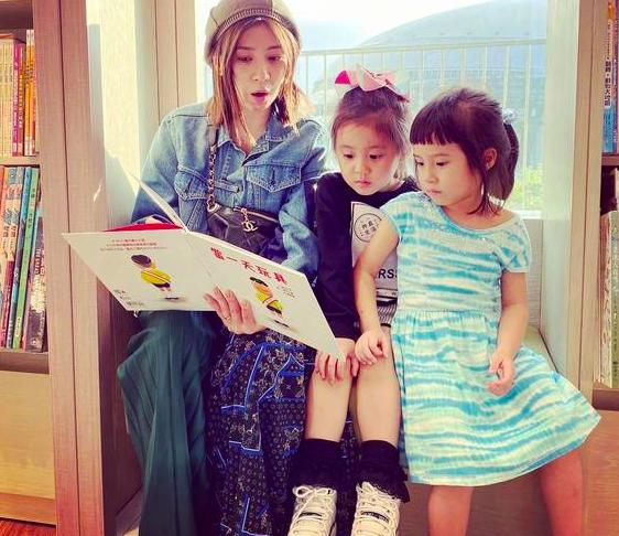 咘咘学说话最新视频,话语初绽,温馨陪伴的每一天