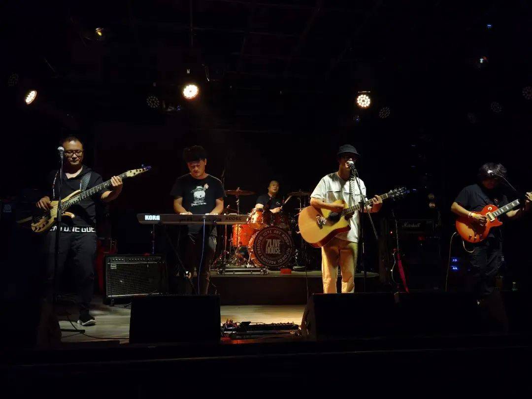 最新乐团燃爆音乐界,激情演奏震撼心灵!