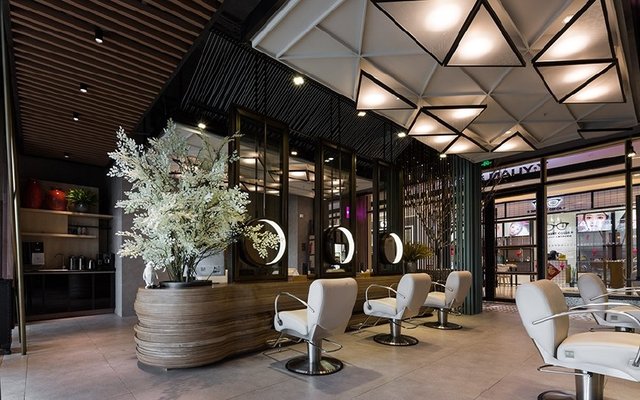 科技重塑发型艺术,未来造型之旅的发廊新潮流体验
